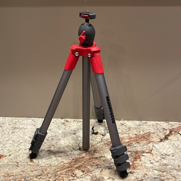 New! Manfrotto Compact Lightweight Aluminum Tripod - Picture 1 of 9